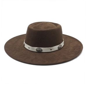 Chapeau jazz marron à large bord avec ruban blanc décoré de boucles en métal argenté