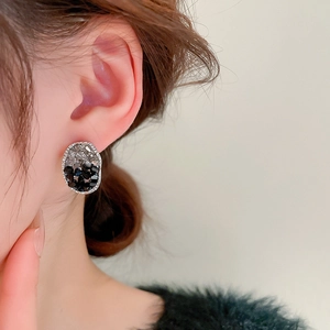 Boucles d'oreilles ovales noires avec cristal synthétique et bord argenté scintillant