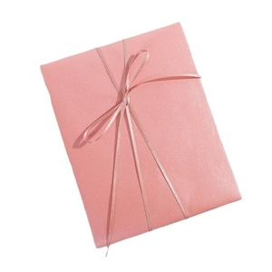 Rosa Luxus-Geschenkpapierrolle mit eleganter passender Bandschleife für Valentinstag