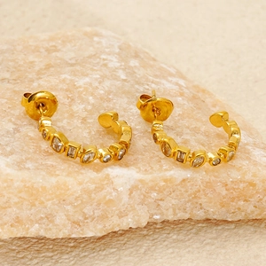 Orecchini geometrici placcati oro 18k con cristalli misti su roccia cristallina