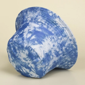 Détail d'un chapeau bob tie-dye bleu et blanc avec coutures renforcées sur le bord