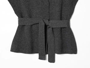 Détail du tissu en maille gris foncé avec ceinture à nouer assortie à la taille