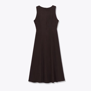 Vestido evasé sin mangas color granate oscuro con escote cuadrado y cinturón a juego