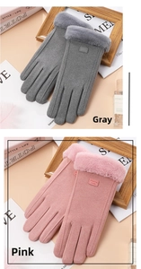 Détail de gants d'hiver gris et roses avec poignets en fourrure et étiquettes de mode