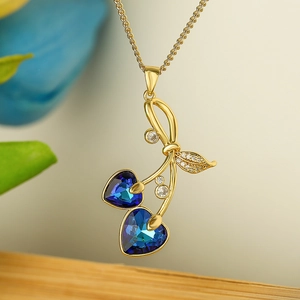 Gouden kersenhalsketting met blauw hartkristal en zirkonia hanger aan een fijne ketting