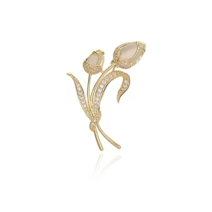 Eleganter Gold-Tulpen-Brosche mit Opal-Steinen und funkelnden Kristallen auf Weiß