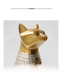 Macro della statua dorata del gatto egiziano Bastet con incisioni dell'occhio di Horus sul collo