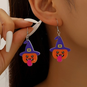 Χαριτωμένα σκουλαρίκια κολοκύθας Halloween με μοβ καπέλο σε μοντέλο για πάρτι