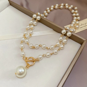 Détail du collier de perles multicouche avec fermoir OT doré et grand pendentif