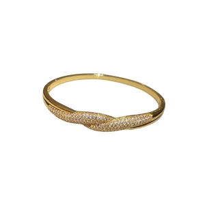 Bracelet torsadé plaqué or 18 carats avec un design croisé orné de zircons