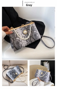 Détail d'une pochette vintage grise effet serpent avec boucle perle et cadre en métal