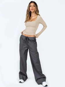 Détail d'un haut ajusté kaki à col carré avec un pantalon cargo large gris foncé