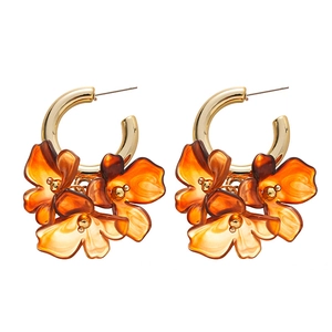 Retro C-shaped earrings with amber resin flower petals and gold metal studs