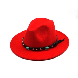 Dettaglio cappello cowboy in feltro rosso con pietre turchesi e borchie argento