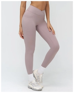 Détail de legging de yoga taille haute avec taille croisée en V et poches latérales