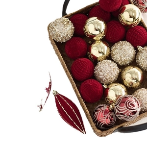 Boules de Noël avec ornements floqués rouge foncé et boules dorées pailletées en panier
