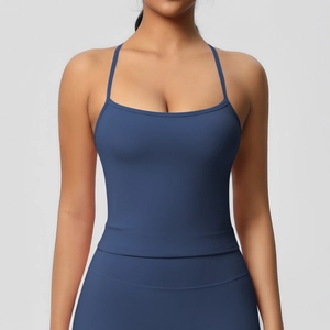 Dettaglio del set yoga blu navy con reggiseno sportivo e leggings a vita alta traspiranti