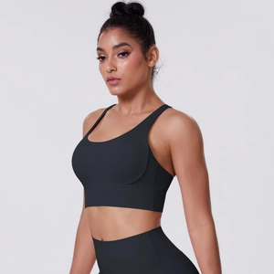Dettaglio del reggiseno sportivo nero senza cuciture con dorso a vogatore e tessuto elastico