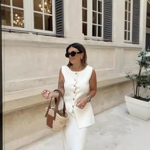 Gilet en tricot blanc sans manches avec jupe longue et sac panier en paille