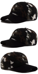 Dettaglio del cappello da baseball mimetico in pelliccia sintetica con visiera