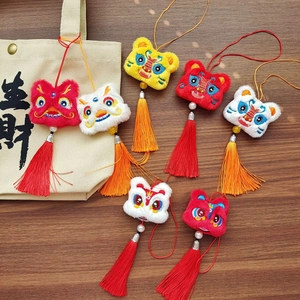 Pendentif en peluche danse du lion chinois avec pompon et broderie sur fond en bois