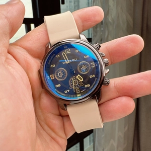 Detail shot of DUIKOU quartz watch with dark blue dial and beige silicone strap
