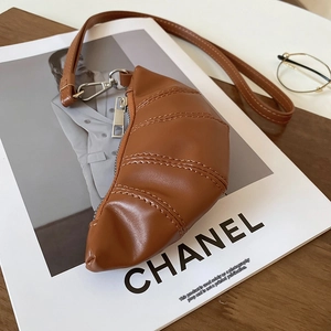 Détails d'un mini sac croissant marron matelassé avec une fermeture éclair argentée