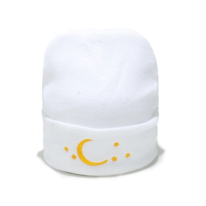 Bonnet en tricot blanc avec broderie lune et étoile jaune sur fond blanc épuré