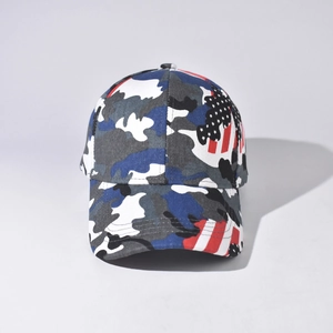 Gros plan sur la broderie du drapeau américain et le motif camo de la casquette