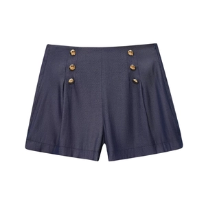 Détail du short en lin bleu marine avec boutons décoratifs dorés à double boutonnage