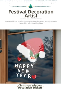 Détail des stickers de Noël avec bonnet festif et Happy New Year sur une vitre