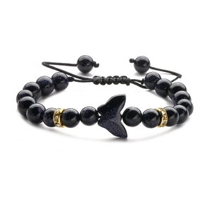 Dettaglio del bracciale in pietra blu con accenti dorati e cordino regolabile