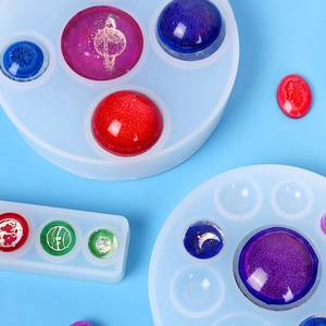 Vue détaillée des moules en silicone pour résine avec motifs de planètes et hémisphères