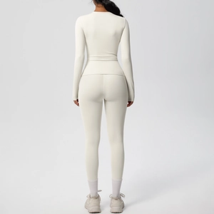 Vista posteriore del set da yoga beige con leggings a vita alta e top a maniche lunghe