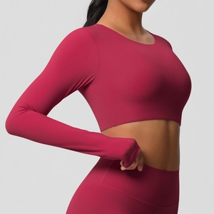 Détail du haut de yoga à manches longues rouge baie et du legging de sport taille haute