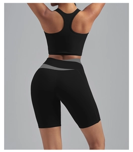 Vue arrière du soutien-gorge de sport et du short de cyclisme à taille contrastée grise