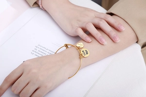 Detail van verstelbare gouden roestvrijstalen armband met een True Love hartvormige hanger