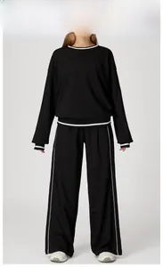 Détail d'un ensemble de sweat-shirt noir avec rayures blanches latérales et col côtelé
