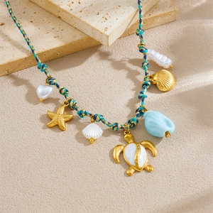 Collier bohème en corde tressée avec pendentifs dorés de tortue et d'étoile de mer