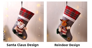 Details von Weihnachtsmann- und Rentier-Plüschmustern auf karierten Weihnachtsstrümpfen