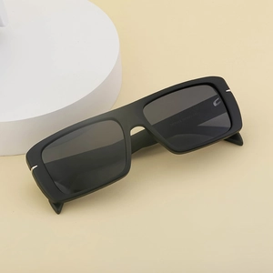 Lunettes de soleil polarisées carrées noir mat pour hommes avec vue à 45 degrés en studio
