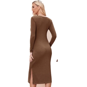 Robe de maternité en tricot marron à manches longues avec maille torsadée et fente