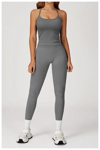 Détail du haut court et du legging gris sans couture en maille côtelée pour le yoga