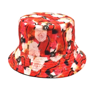 Détail d'un chapeau bob réversible avec un imprimé abstrait coloré et artistique