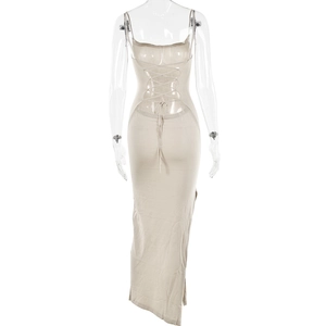 Détails du dos d'une robe longue beige dos nu avec lacets croisés complexes au dos
