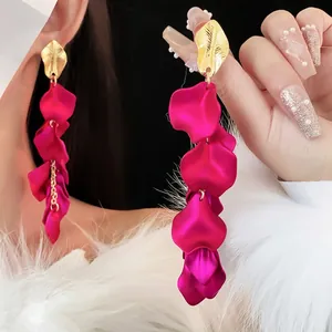 Boucles d'oreilles pétales irrégulières à pampilles avec feuilles dorées et pétales roses