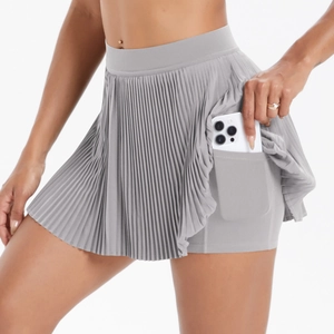 Détail d'une jupe de sport plissée taille haute avec poche téléphone et doublure intégrée
