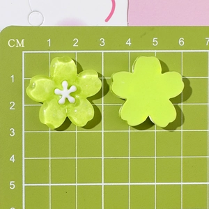 Size detail of 3cm yellow-green translucent resin cherry blossom charms with glitter