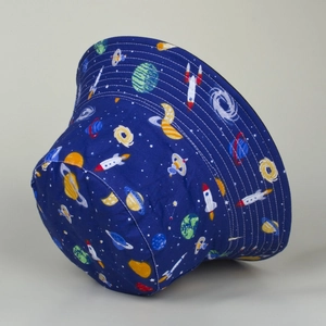 Chapeau bob réversible bleu marine avec motifs de fusées et espace pour le soleil