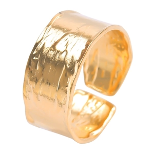 Nahaufnahme eines breiten goldenen Edelstahlrings mit gehämmerter Felsstruktur-Oberfläche